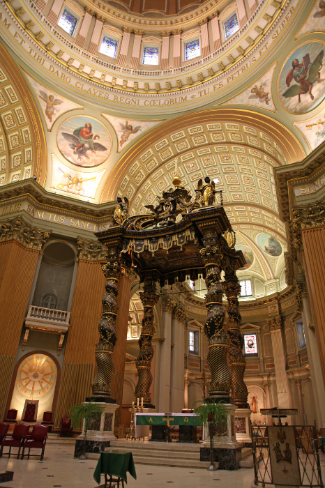 Cathédrale Marie-Reine-du-Monde - Mary Queen of the World Cathedral  baldachin